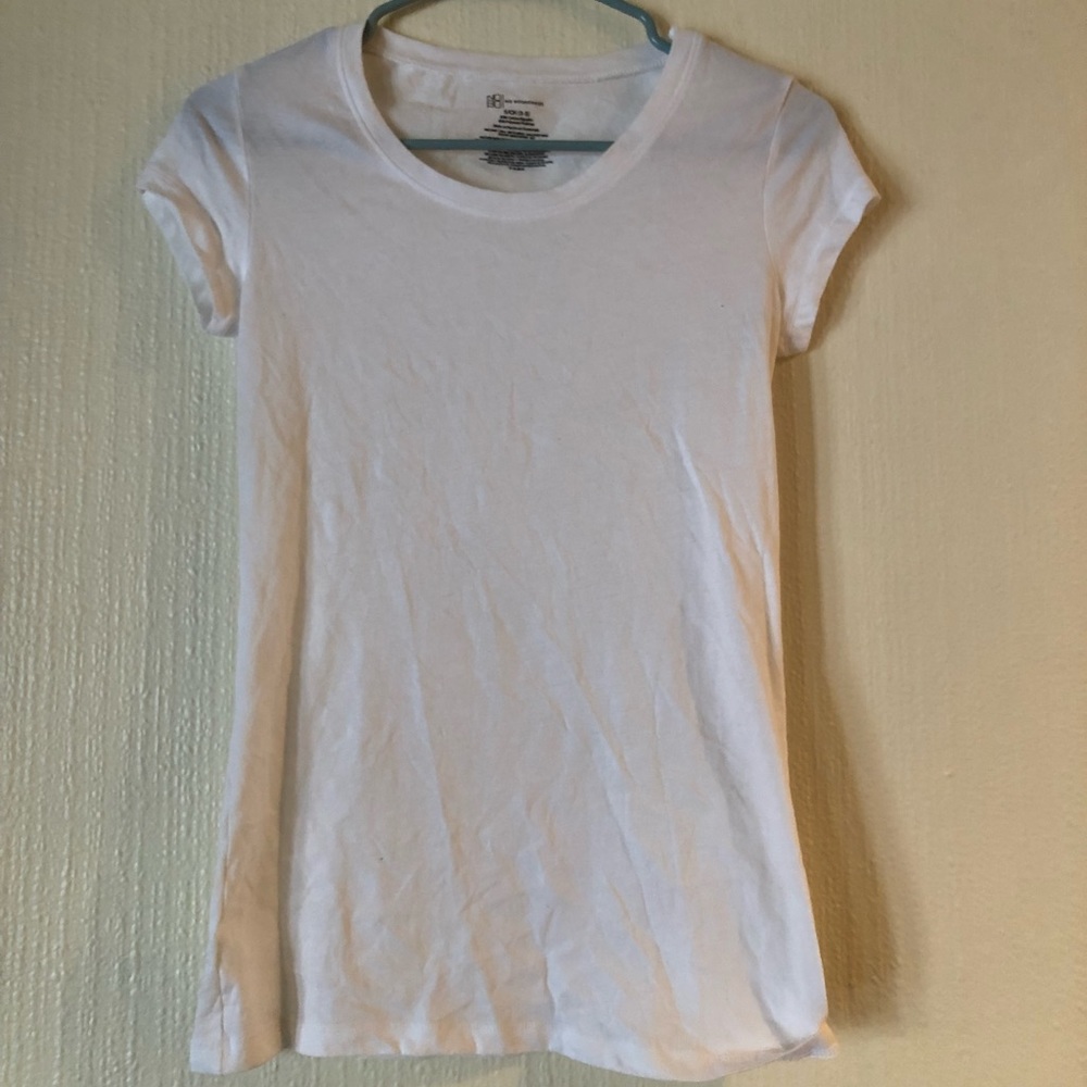White solid tee shirt